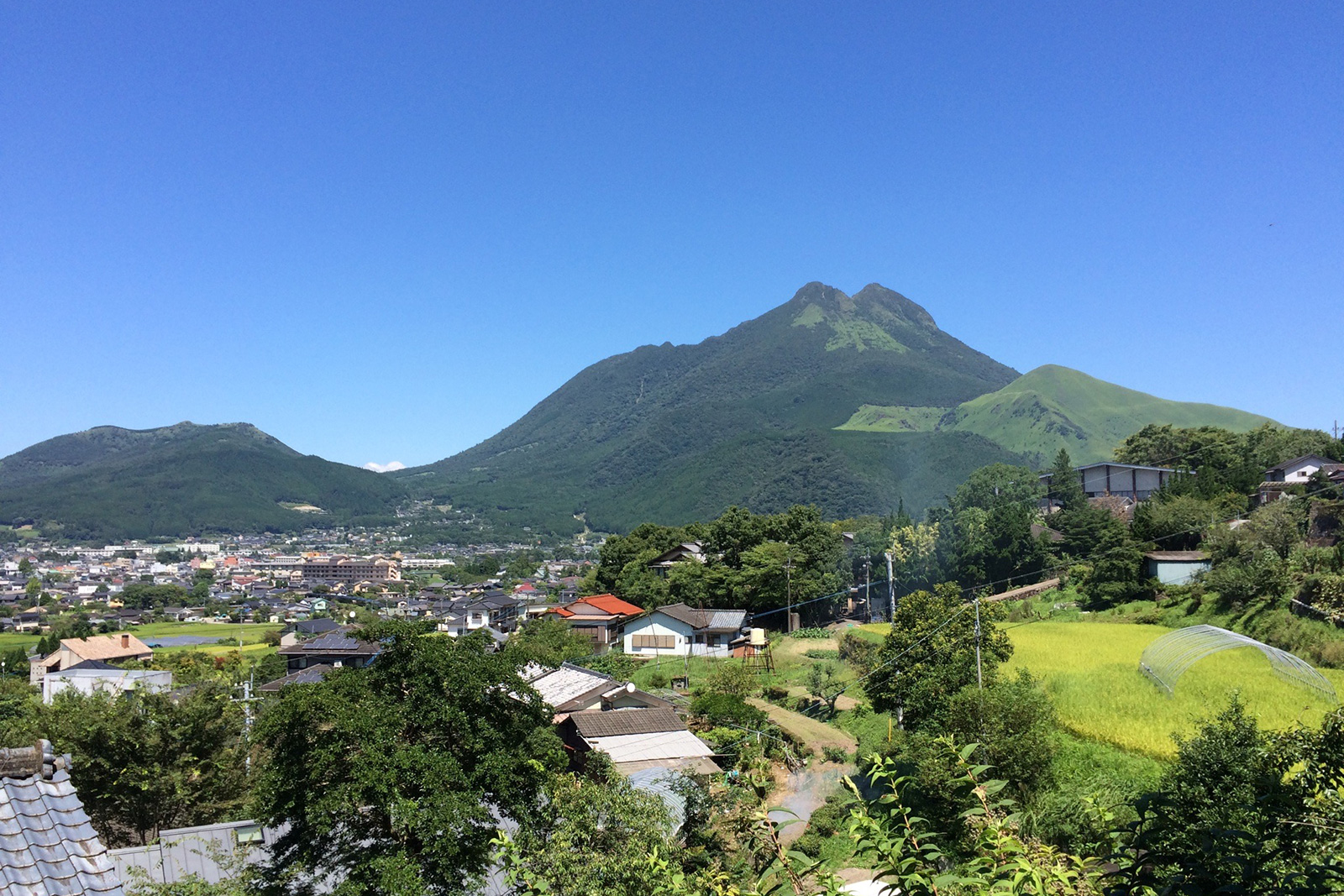 湯布院から由布岳を望む