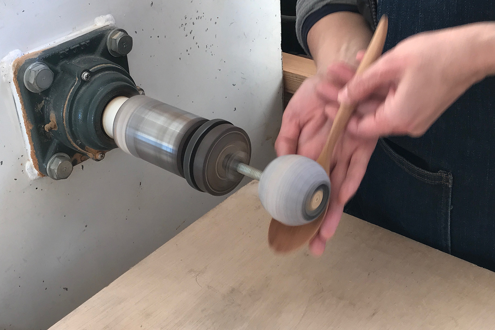 ロクロ機械に治具を取り付けてスプーンの池を削る