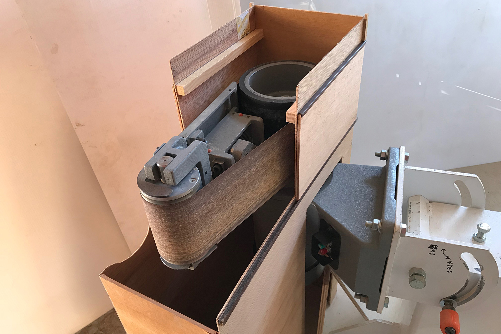 ベルトサンダーと集塵ボックス