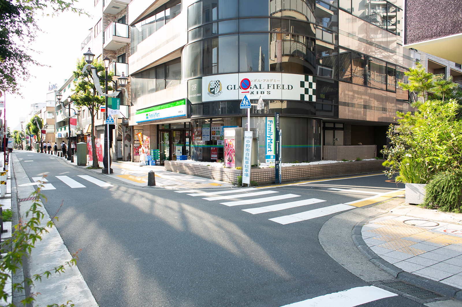 4.コンビニが入ったビルの手前で右折してください。