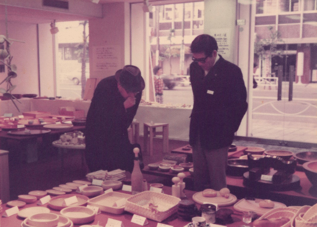 1978年に仙台の睦屋（現在は閉店）で開催されたグループモノ・モノ展の様子。